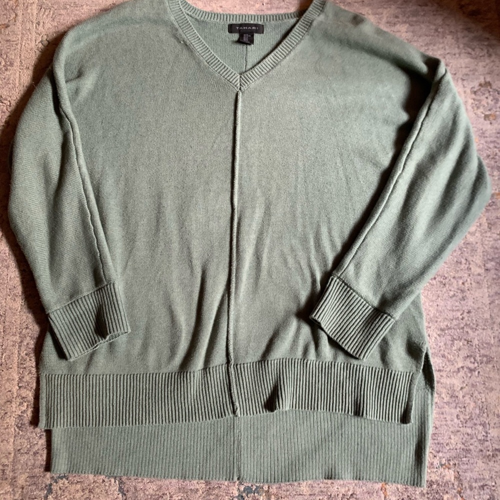 Tahari Green V-Neck Sweater Lightweight Knit